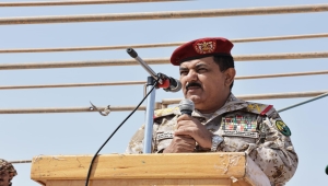 ضباط إماراتيون يقفون خلفها.. هتافات الرحيل في وجه وزير الدفاع في سقطرى