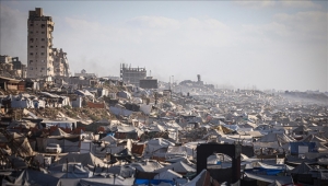 أسير إسرائيلي يجول في غزة برفقة "القسام" ويدعو للتمرد ضد نتنياهو