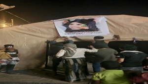 موظفو صندوق نظافة تعز ينصبون خيام اعتصام أمام مبنى المحافظة للمطالبة بضبط قتلة "المشهري"