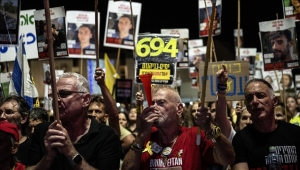 المئات يتظاهرون بمطار بن غوريون قبيل مغادرة نتنياهو إلى نيويورك