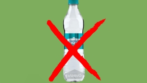 بعد وفاة وافدة وإصابة آخرين.. عمان تحظر استيراد المياه المعبأة في إيران