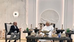 طاولة الزبيدي في أبوظبي.. بين انفصام الشخصية وعقدة النقص (تقرير)