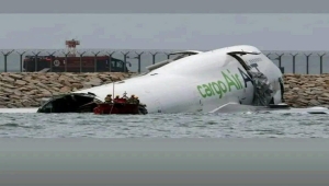 مصرع شخصين بحادث اصطدام طائرة شحن بمركبة أرضية وانحرافها عن مدرج في هونغ كونغ هونغ