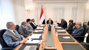 الرئاسي يناقش وحدة القرار والأداء بين المركز والمحافظات والتنسيق بين الأمن والمحافظين