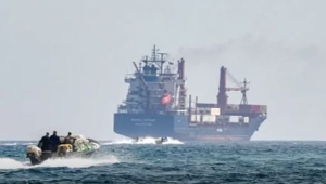 قوارب إيرانية تعترض ناقلة نفط قرب مضيق هرمز وتحول مسارها