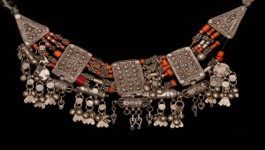 "اليمن في الإرميتاج".. روسيا تنشر السلسلة الثالثة من تراث اليمن "جوهرتان حول العنق وعملة معدنية"