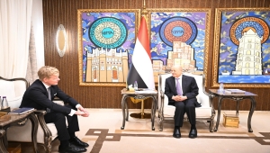 العليمي يلتقي المبعوث الأممي ويشرح تفاصيل تطورات اليمن الأخيرة
