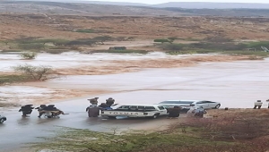 سيول الأمطار تجرف سيارتين بحادثين منفصلين في محافظتي حضرموت وشبوة
