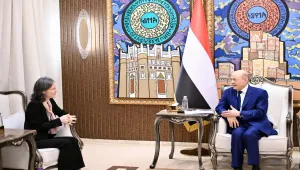 خلال لقائه السفيرة الفرنسية.. العليمي يحذر من مخاطر الاستثمار الإيراني للحوثيين بتهديد الملاحة الدولية