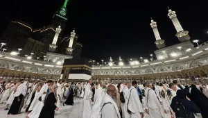 رغم اختلاف اللغات.. التكبيرات تجمع ضيوف الرحمن