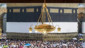 حجاج بيت الله الحرام يؤدون طواف الإفاضة في أجواء إيمانية