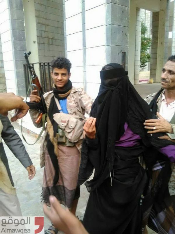 تعز: الامن يلقي القبض على حوثي متنكرا بلباس نسائي (صورة)