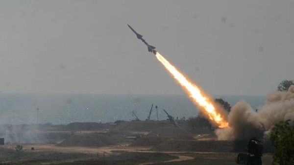 منظومة الدفاع الجوي تعترض 4 صواريخ بالستية أطلقها الانقلابيون في سماء مأرب