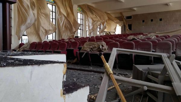 شاهد المجمع الحكومي بذمار بعد تعرضه لقصف طيران التحالف (صور)