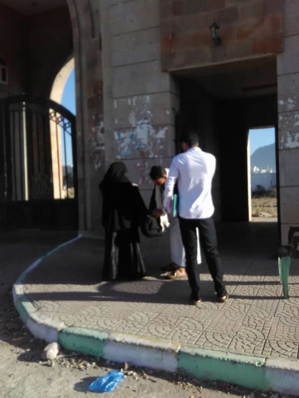 إب: مليشيا الحوثي تعتدي على حارس بجامعة إب أمام زوجنه وتحاول سرقة 