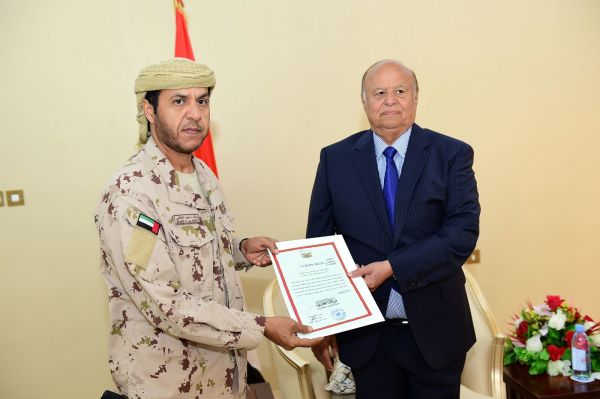 الرئيس هادي يٌكرم عدد من الضباط الإماراتيين