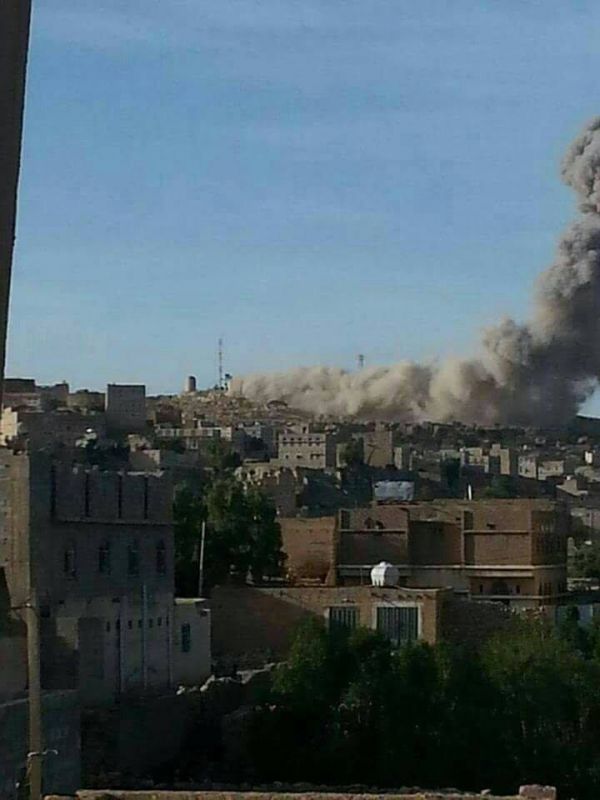 طيران التحالف يقصف معسكرا استولى عليه الحوثيون في عمران بأكثر من 14 غارة (صور)