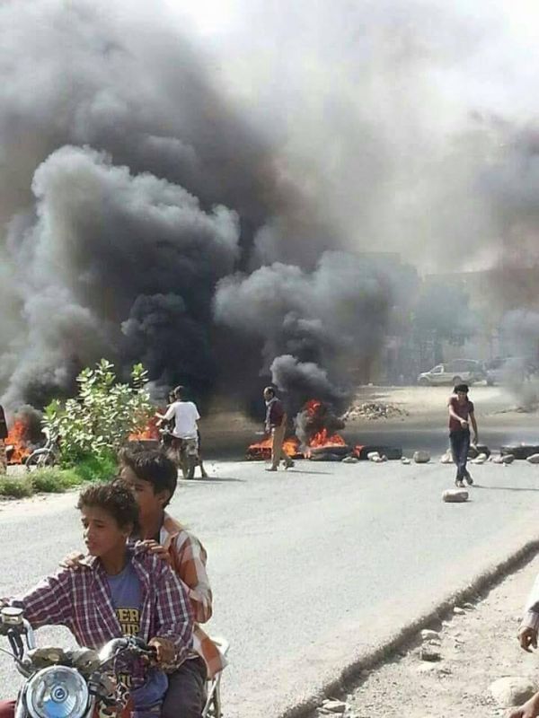 احتجاجات غاضبة بالضالع على قرار منع دخول "القات" إلى عدن (صور)