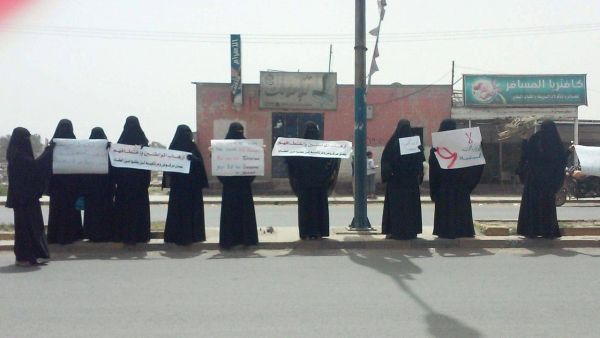 ذمار: وقفة احتجاجية للنساء تطالب باطلاق سراح المختطفين الصحفيين