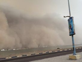 عدن: عاصفة رملية وامطار غزيرة توقف حركة السير وتعطل محولات الكهرباء
