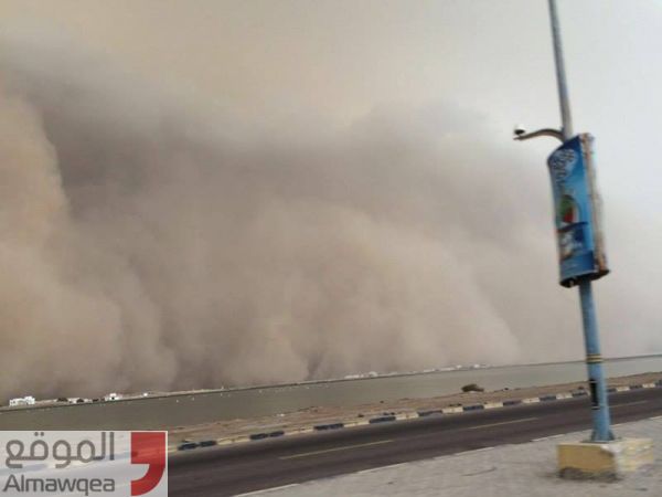 أحياء سكنية في عدن تغرق في الظلام بسبب العاصفة الرملية الممطرة (صورة)