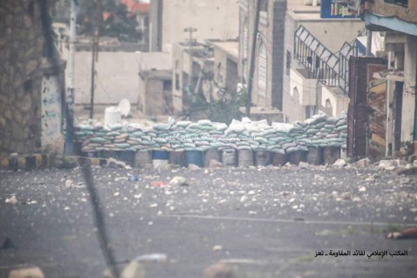 الجيش والمقاومة الشعبية يحرران مبانٍ ومواقع جديدة كانت بأيدي المليشيات شرق تعز (تقرير ميداني + صور)