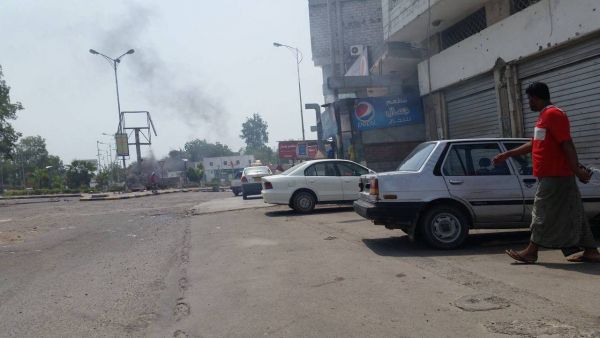 عدن :جنود اللواء 39 مدرع يقطعون جولة بدر وخط الجسر احتجاجا على عدم صرف مستحقاتهم