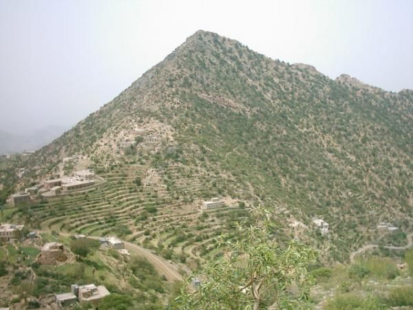 مواجهات عنيفة بين قوات الجيش والحوثيين في محيط جبل هان غربي تعز