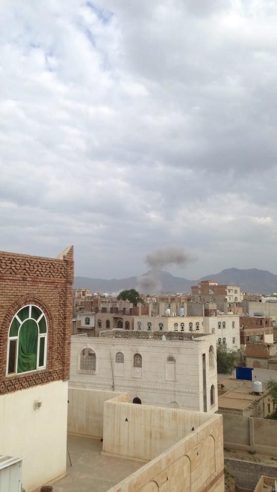 طيران التحالف يقصف هنجر داخل الكلية الحربية شرق مطار صنعاء الدولي (صور)