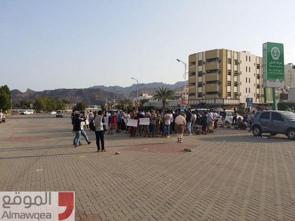 عدن : استجابة محدودة لتظاهره دعا لها ناشطون في الحراك الجنوبي للمطالبة بتحسين منظومة الكهرباء  ( صور)