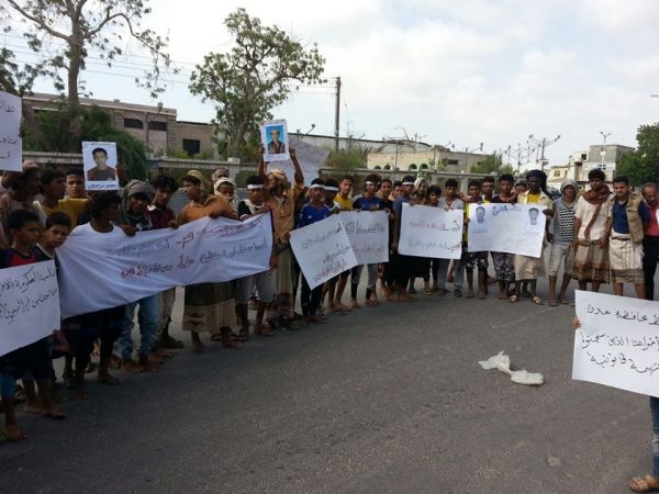 وقفة احتجاجية لأهالي المعتقلين لدى الحزام الأمني بأبين للمطالبة بالإفراج عن أبنائهم (صور+ فيديو)