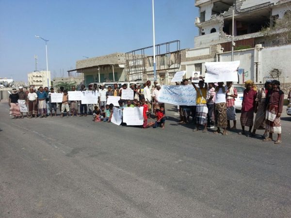 وقفة احتجاجية لأهالي المعتقلين لدى الحزام الأمني بأبين للمطالبة بالإفراج عن أبنائهم (صور+ فيديو)