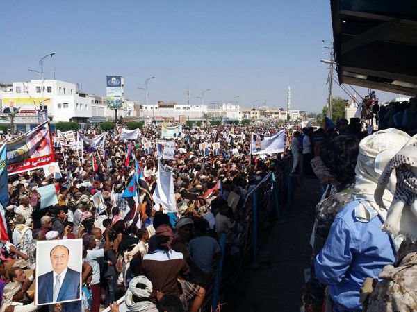 حشود ضخمة في عدن ترفض مبادرة المبعوث الأممي وتؤكد دعمها لشرعية الرئيس هادي (صور)