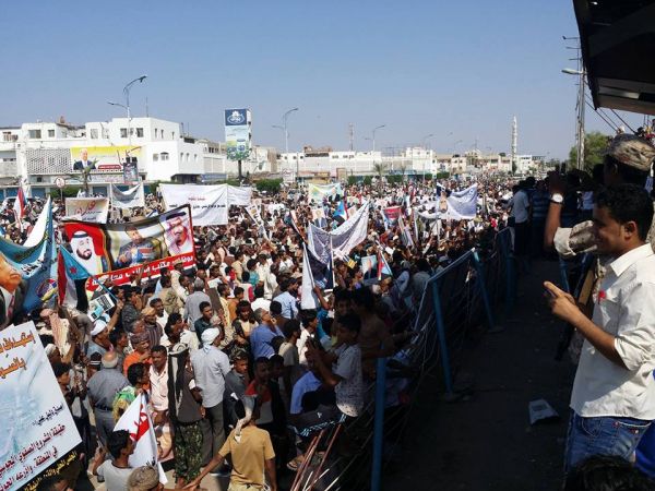 حشود ضخمة في عدن ترفض مبادرة المبعوث الأممي وتؤكد دعمها لشرعية الرئيس هادي (صور)