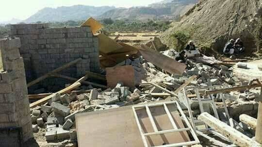 جرافات مليشيا الحوثي تهدم منازل أحد المواطنين بعد انتهائه من عملية البناء في العاصمة صنعاء (صور)