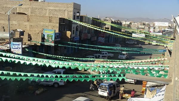 مليشيا الحوثي تجبر أصحاب المحلات التجارية على تزيين محلاتها بشارات المولد النبوي