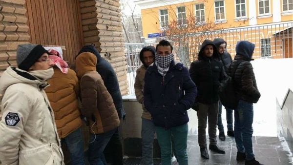 الطلاب يغلقون سفارة اليمن بروسيا والخارجية تحذر من الإضرار بعمل البعثات (صور)