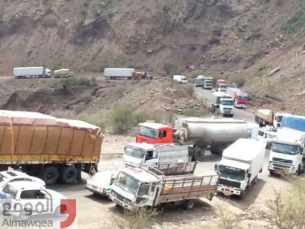 سائقو النقل الثقيل في خط عدن ـ صنعاء يضربون عن العمل احتجاجا على ابتزاز نقاط تفتيش بالضالع (صور)