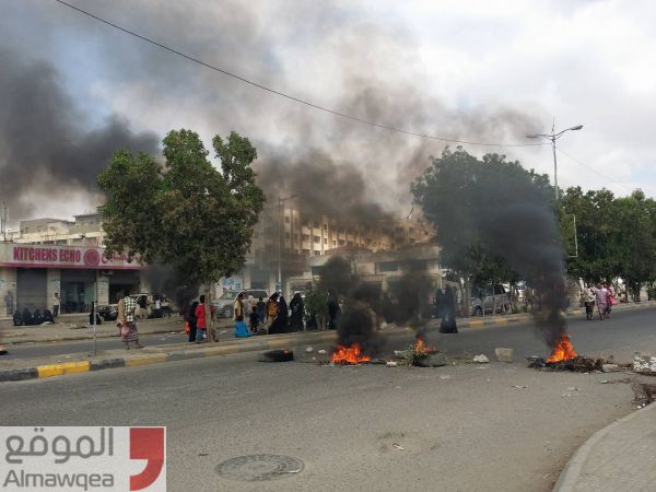 عدن: مواطنون يقطعون الشوارع احتجاجا على تأخر مستحقاتهم (فيديو - صور)