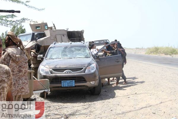 الجيش الوطني ينجح في إجلاء 5 أسر محاصرة في المخا استخدمتها الميليشيات دروعا بشرية