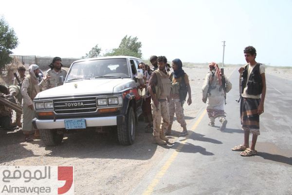 الجيش الوطني ينجح في إجلاء 5 أسر محاصرة في المخا استخدمتها الميليشيات دروعا بشرية