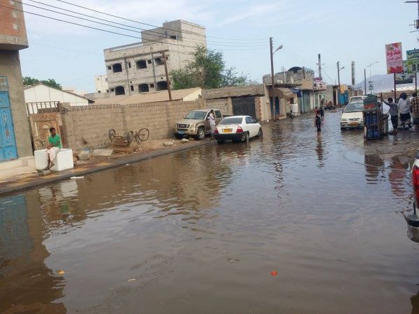 عدن.. سيول غزيرة تعطل حركة السير وتغلق عددًا من الشوارع