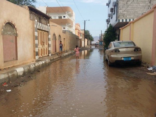 عدن.. سيول غزيرة تعطل حركة السير وتغلق عددًا من الشوارع