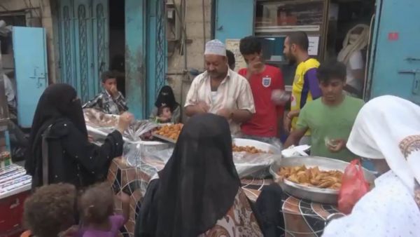 بائعو الثلج يبددون صيف عدن الساخن في رمضان (تقرير)