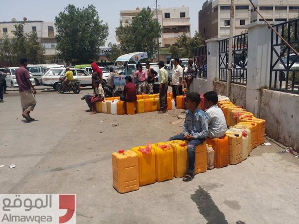 عدن.. انفراج في أزمة المشتقات وإقبال كثيف على محطات بيع الوقود