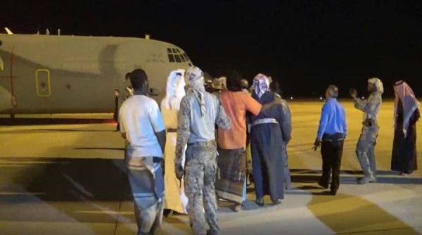 محافظ المهرة يصل الغيضة ويدشن الرحلات المدنية في المطار
