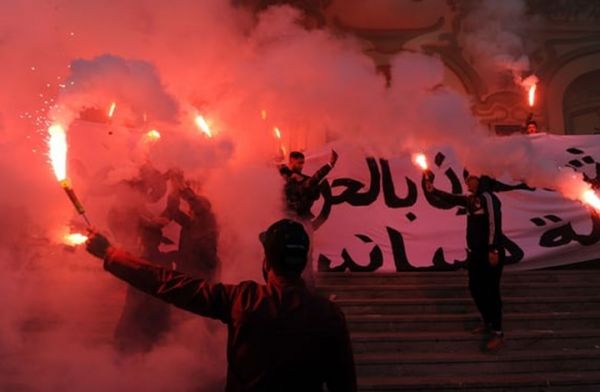 الغارديان: ما الذي جعل الربيع العربي يشتعل مرة ثانية؟