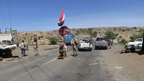 أمن الضالع يفرج عن 40 جنديا من الحرس الجمهوري وأطقم تابعة للانتقالي تقلهم إلى عدن
