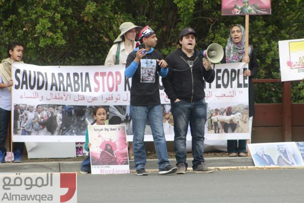 يمنيون يتظاهرون أمام مقر إقامة بن سلمان في كاليفورنيا تنديدا بالحرب على اليمن (صور)