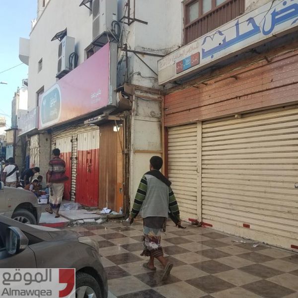 عشرات المحلات تغلق أبوابها بعدن احتجاجاً على ابتزاز مالي من قبل مسلحين